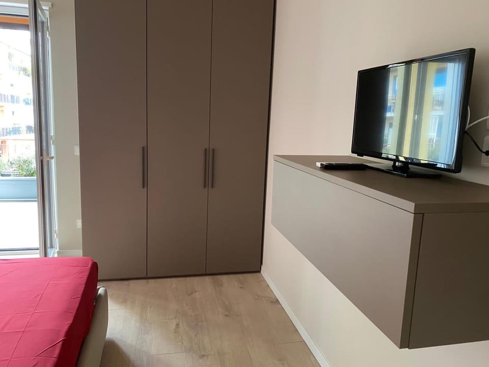 Bed, TV and multimedia, Photo of the whole room, Bedroom, wardrobe