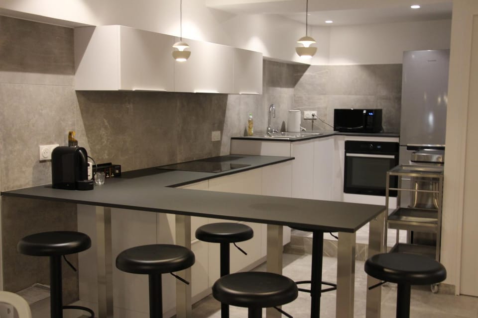 Kitchen or kitchenette, Dining area