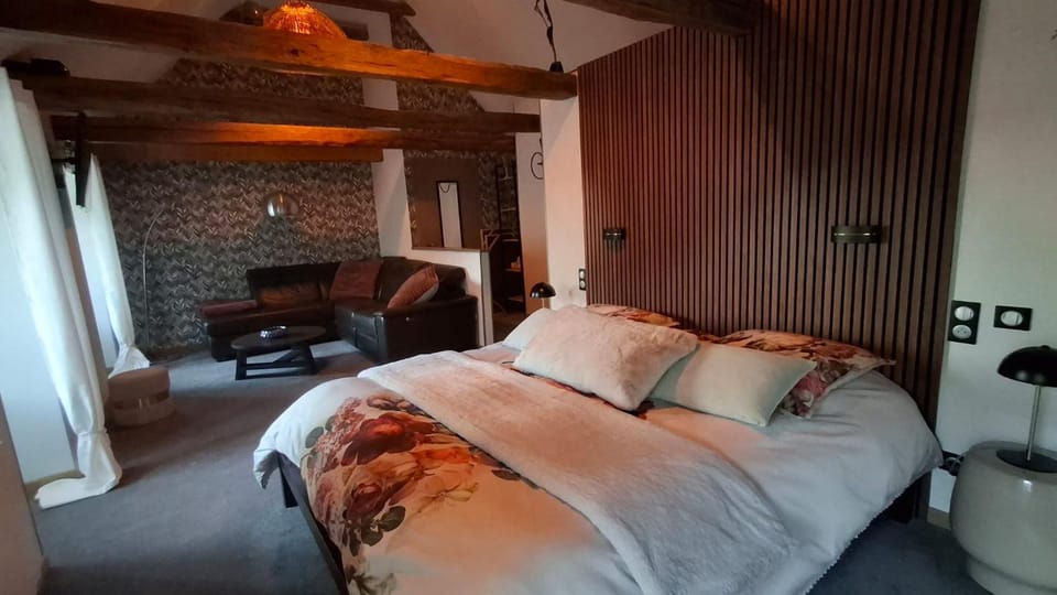 Bed, Photo of the whole room, Seating area, Bedroom