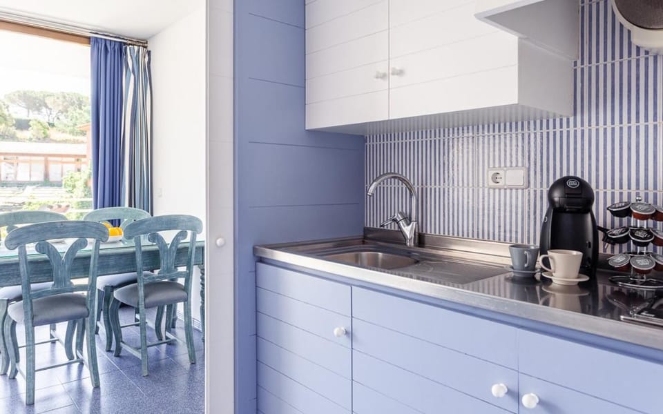 Kitchen or kitchenette, Dining area, stove