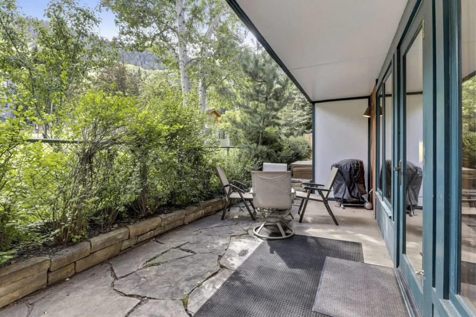 Comfort & Location - 2 BR, 2BA - Steps to Town House in Aspen