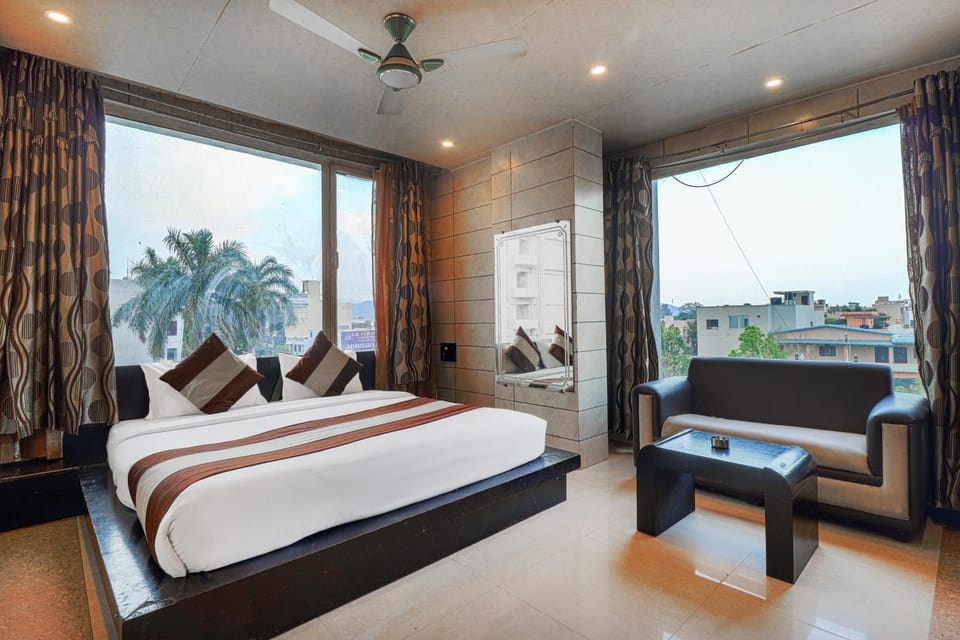Bed, Photo of the whole room, Seating area, Bedroom, fireplace