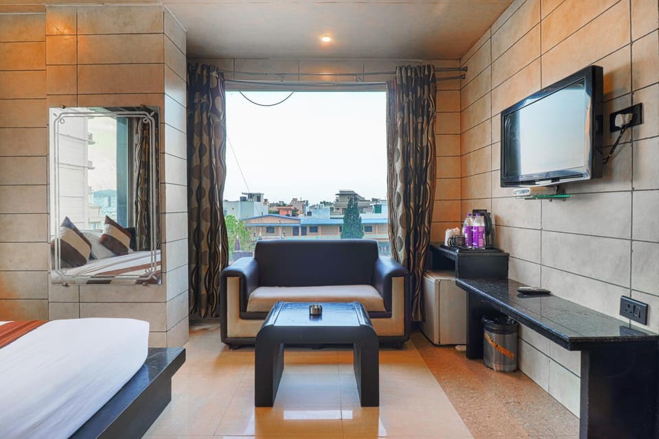 Bed, TV and multimedia, View (from property/room), Seating area