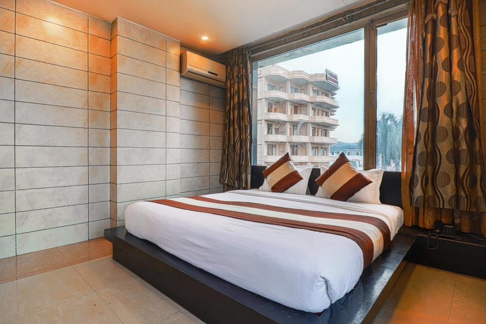 Bed, Photo of the whole room, Bedroom, air conditioner