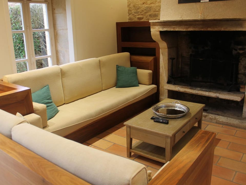Gîte haut de gamme près de l'Abbaye de Noirlac - Séjour tout confort avec jardin et terrasses - FR-1-586-13 House in Centre-Val de Loire