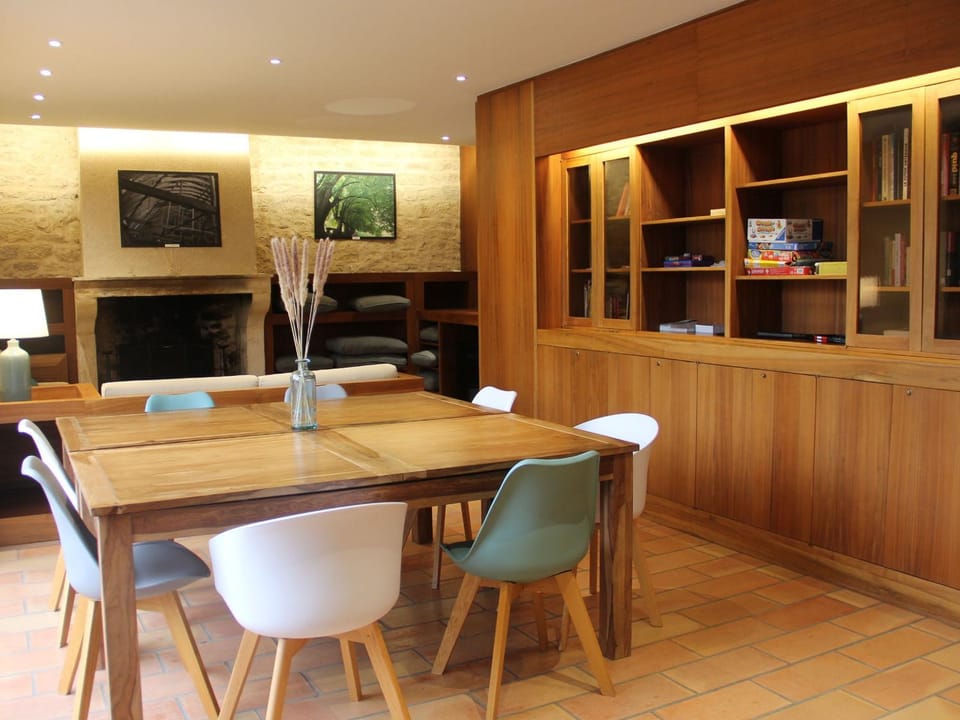 Gîte haut de gamme près de l'Abbaye de Noirlac - Séjour tout confort avec jardin et terrasses - FR-1-586-13 House in Centre-Val de Loire