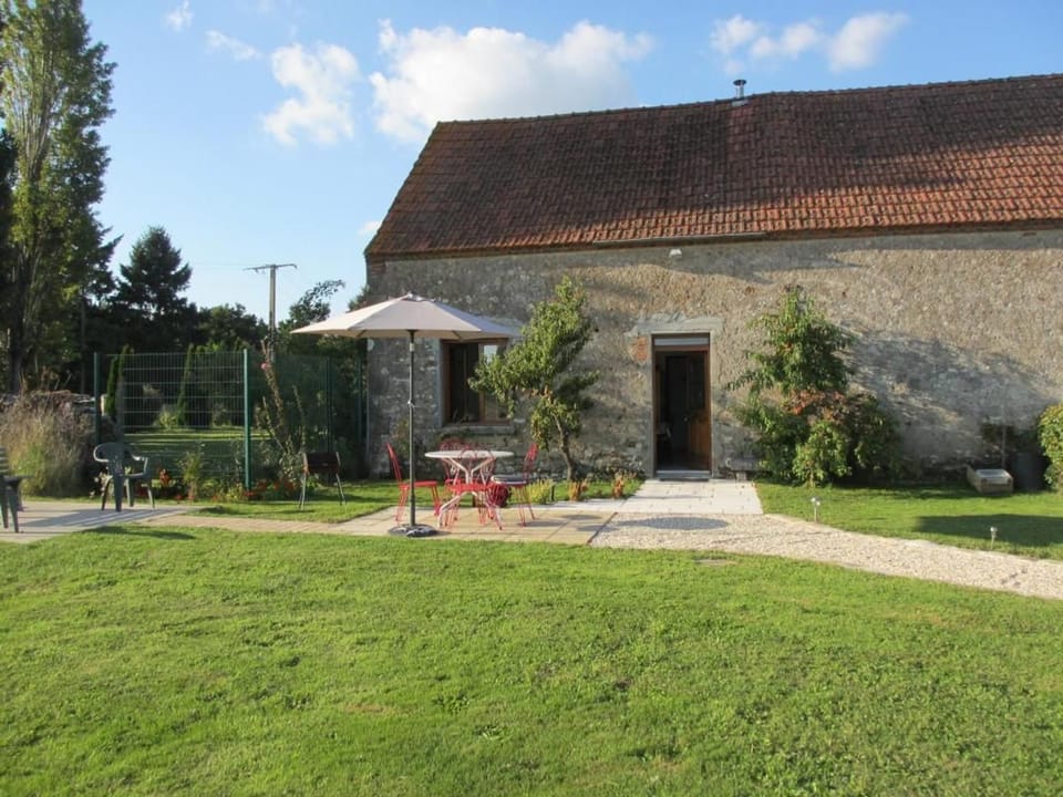 Gîte cosy en Val de Loire, proche Loire, Sologne, Sully/Loire - 1 ch, salon, cuisine, linge inclus - FR-1-590-30 House in Centre-Val de Loire