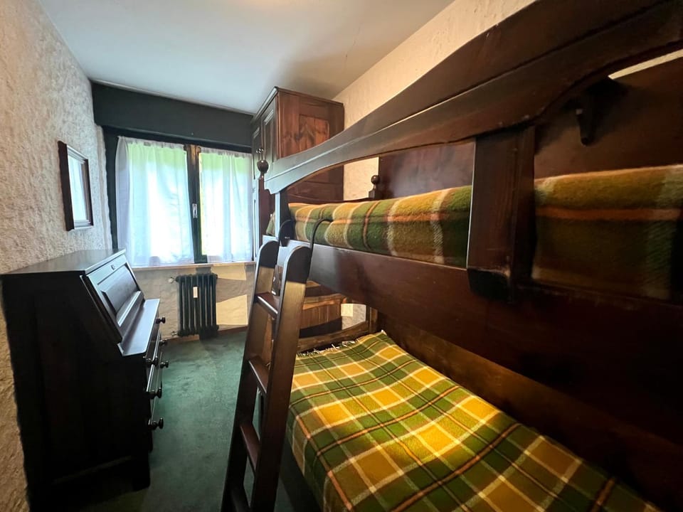 Bedroom, bunk bed