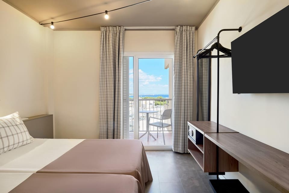 Bed, View (from property/room), Balcony/Terrace, Photo of the whole room