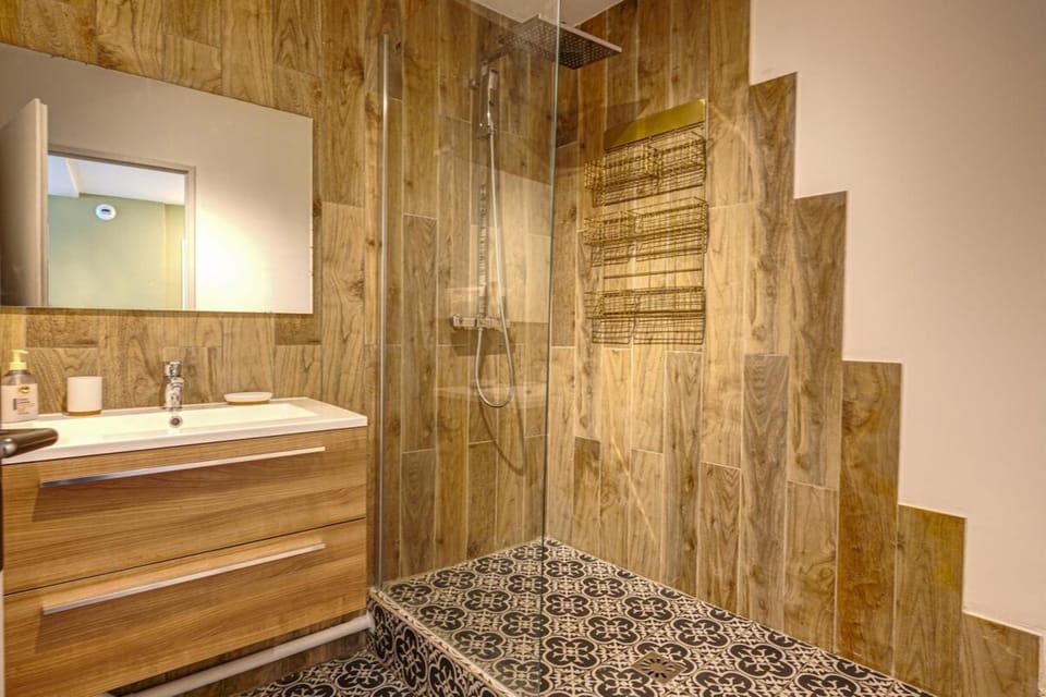 La Balade Nîmoise Center Car Park AC Apartment in Nimes