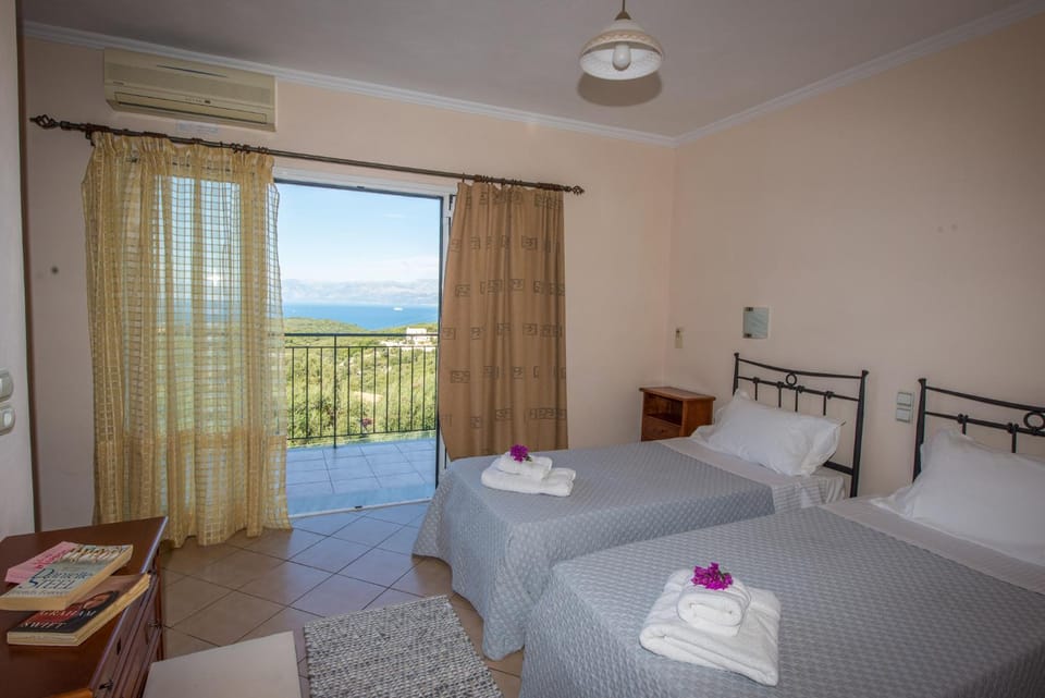 Photo of the whole room, Sea view