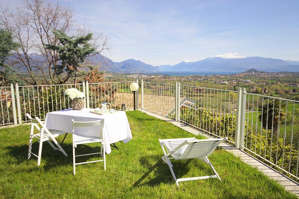 Patio, Balcony/Terrace, Lake view, Landmark view, Mountain view