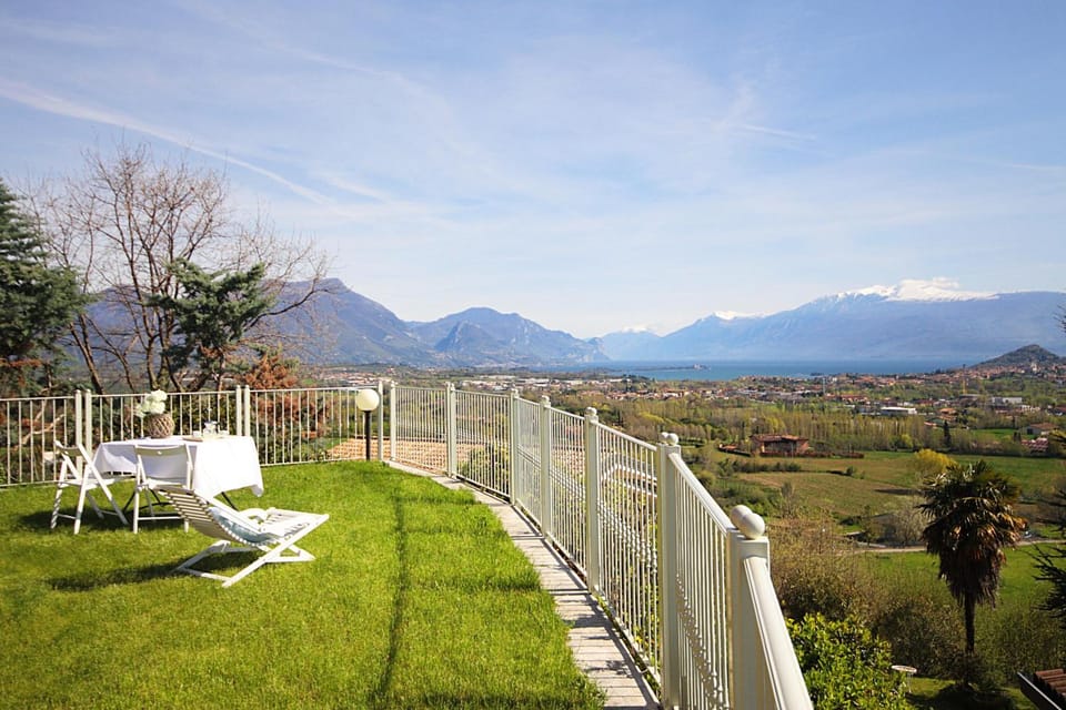Balcony/Terrace, Garden view, Lake view, Landmark view, Mountain view, Inner courtyard view