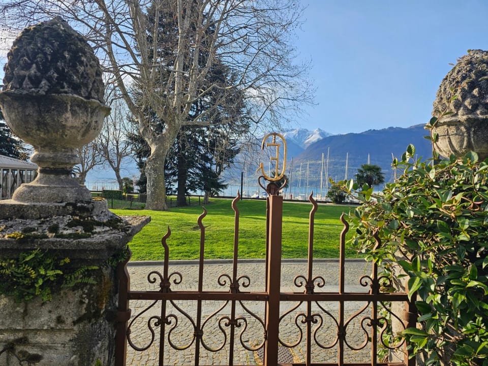 Villa Lago Groundfloor Lakefront Beach Garden Bike&Boat& Scooter Lake Como Apartment in Colico
