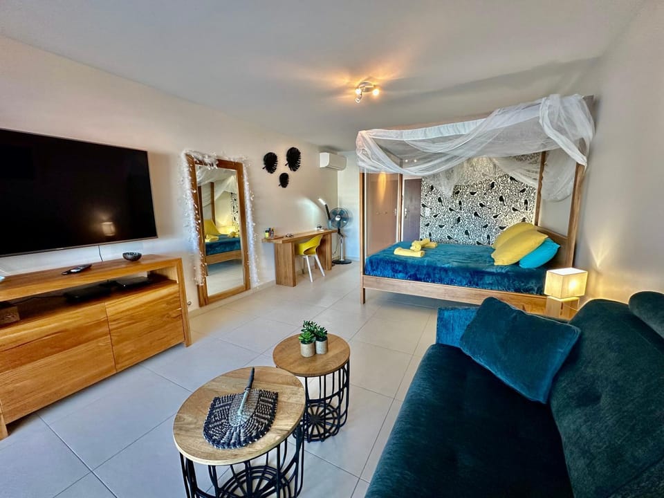 Communal lounge/ TV room, Bed, TV and multimedia, Living room, Photo of the whole room, Seating area, Bedroom