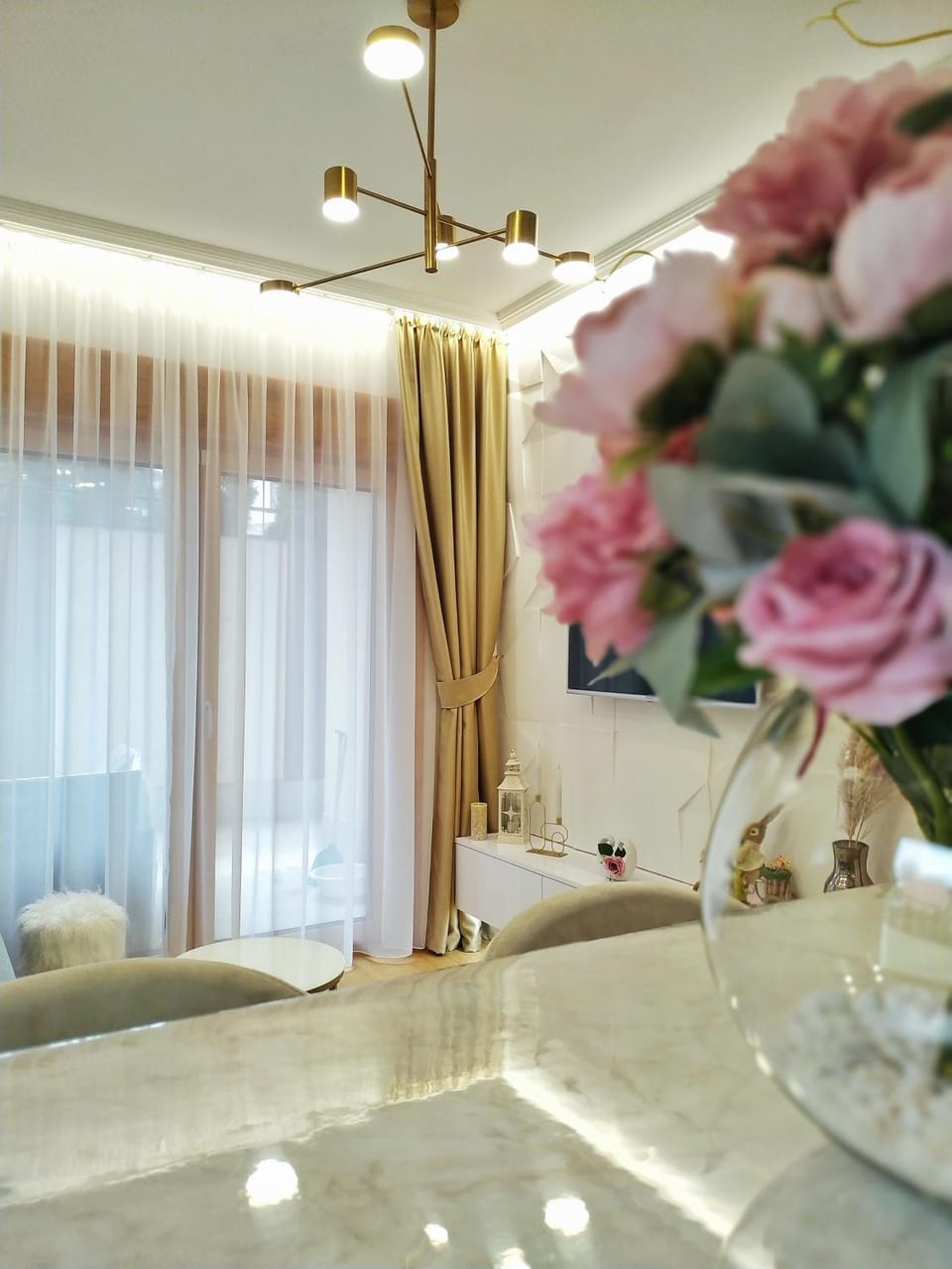 TV and multimedia, Living room, Seating area, Dining area