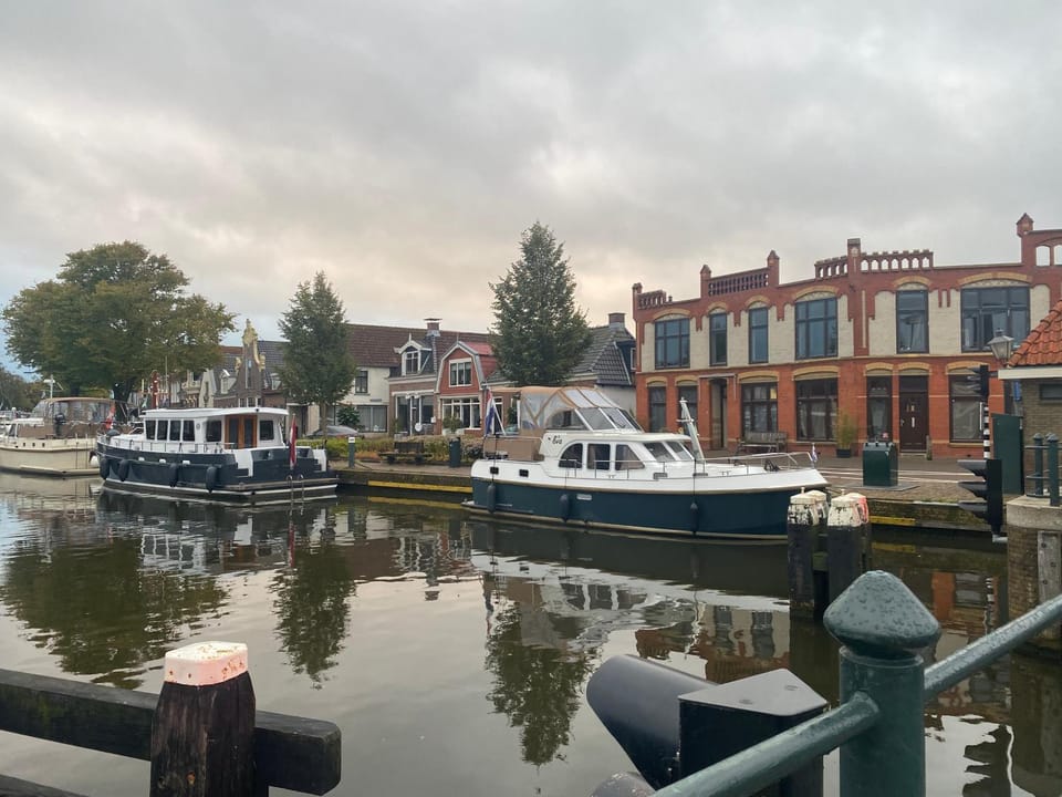 Property building, Neighbourhood, Street view, Location, Parking
