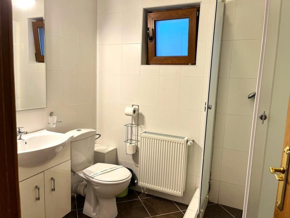 Shower, Toilet, Bathroom, internet, towels