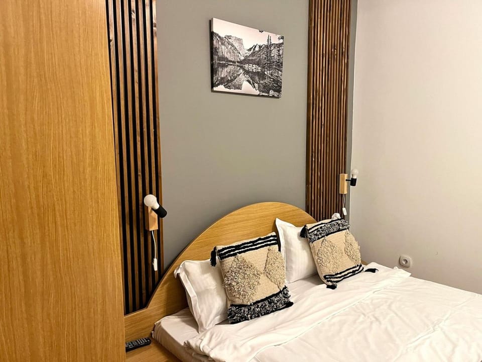 Bed, Photo of the whole room, Bedroom, internet, wardrobe