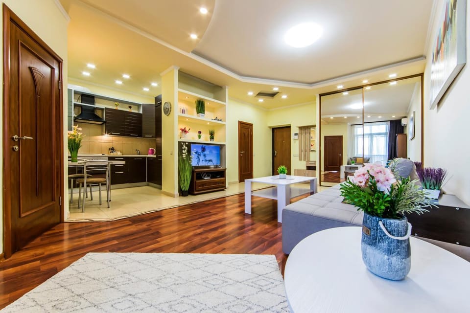 TV and multimedia, Kitchen or kitchenette, Living room, Seating area, Dining area