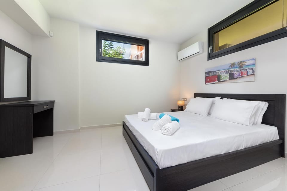 Bed, Photo of the whole room, Bedroom, towels, air conditioner