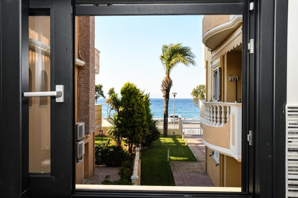 Kitchen or kitchenette, Dining area, Sea view