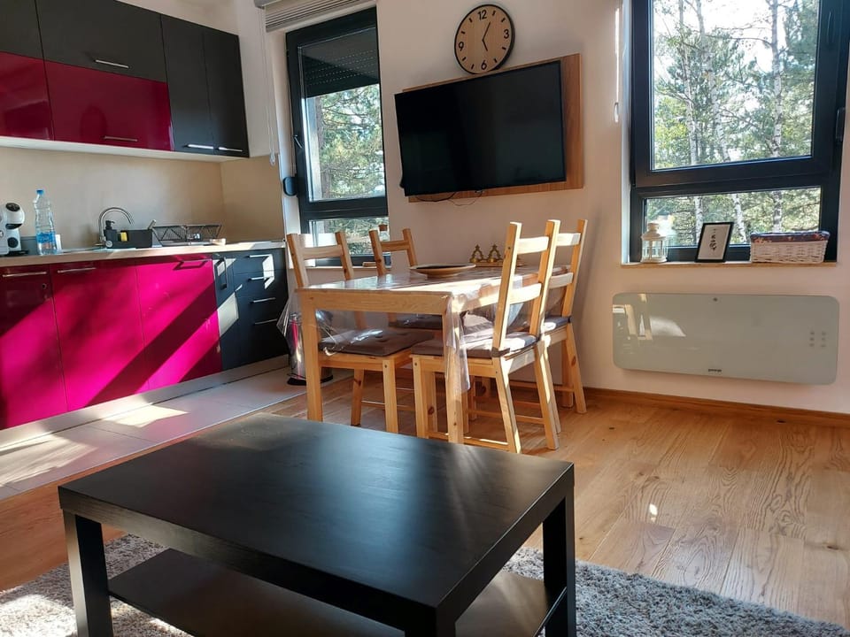 TV and multimedia, Kitchen or kitchenette, Living room, Seating area, Dining area
