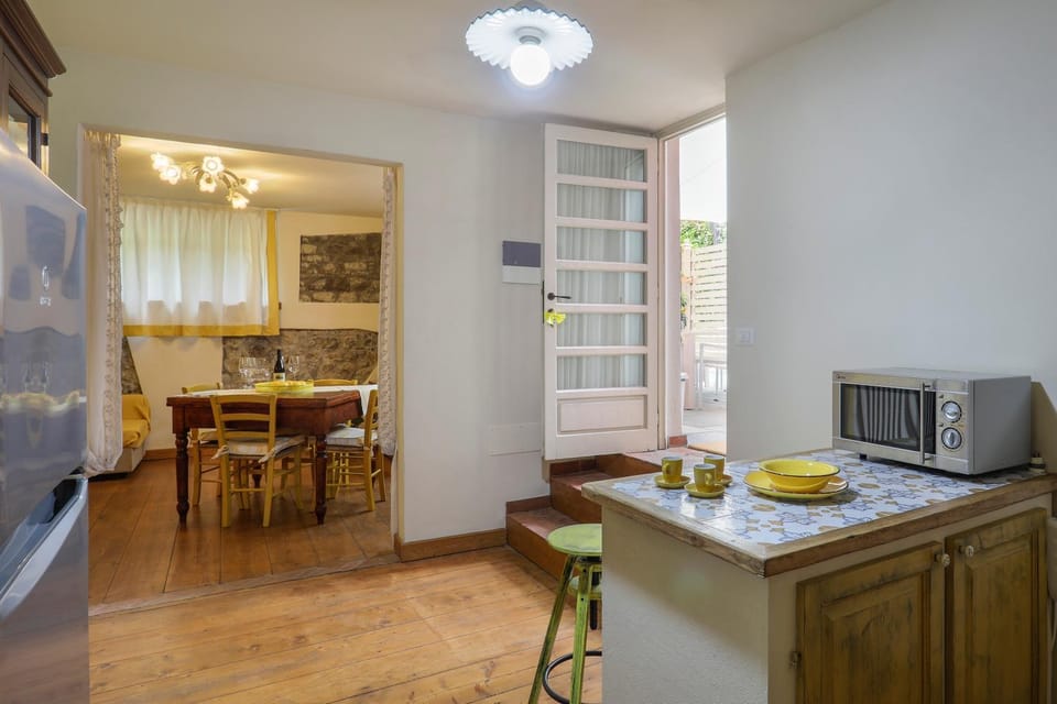 Kitchen or kitchenette, Living room, Dining area, oven, pet friendly, stove