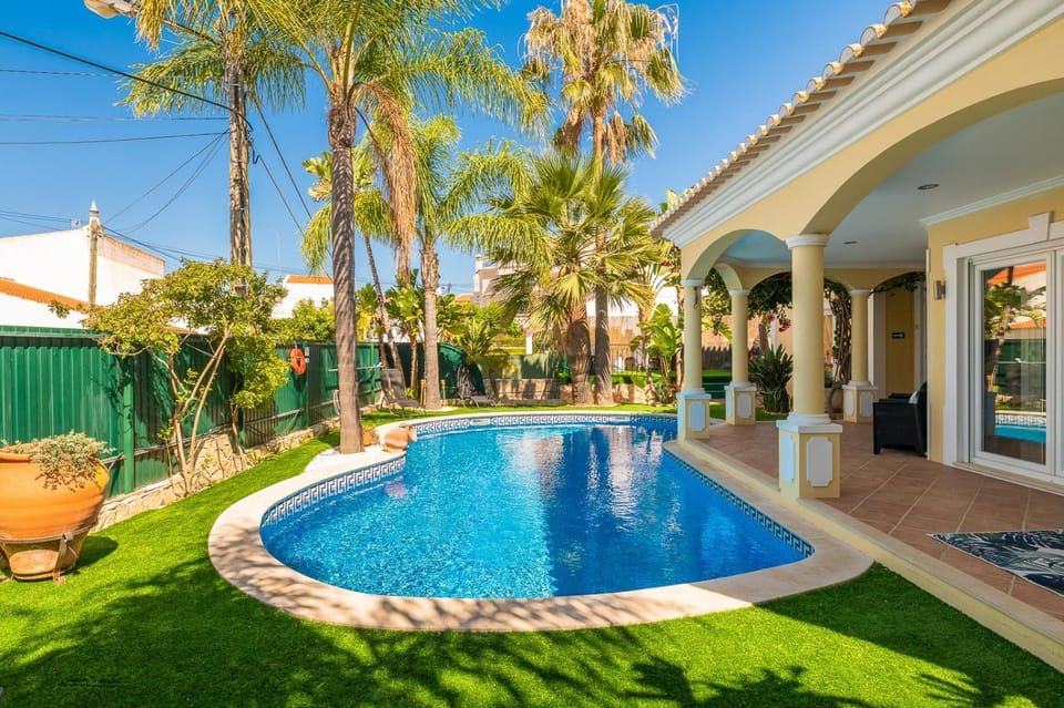 Property building, Garden, Swimming pool