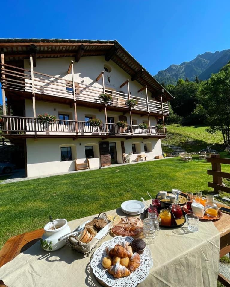 FORESCH HUS CHAMBRES D'HOTES Bed and Breakfast in Aosta Valley, Italy