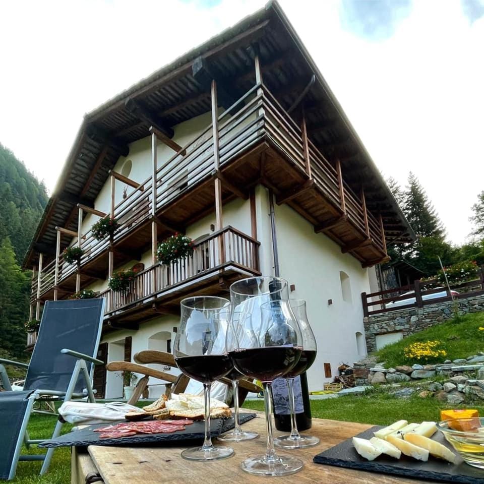 FORESCH HUS CHAMBRES D'HOTES Bed and Breakfast in Aosta Valley, Italy