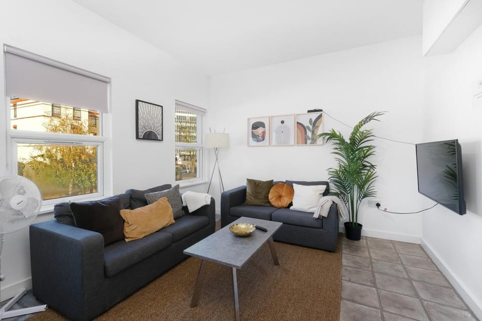 West Ealing Serviced Apts- 2 Bedroom 2 Bath Parking Near Station with Off Street Parking By 360Stays Apartment in London Borough of Ealing