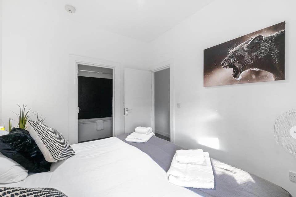 West Ealing Serviced Apts- 2 Bedroom 2 Bath Parking Near Station with Off Street Parking By 360Stays Apartment in London Borough of Ealing