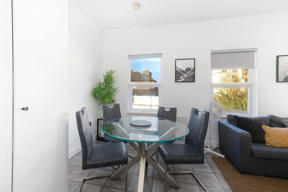 West Ealing Serviced Apts- 2 Bedroom 2 Bath Parking Near Station with Off Street Parking By 360Stays Apartment in London Borough of Ealing
