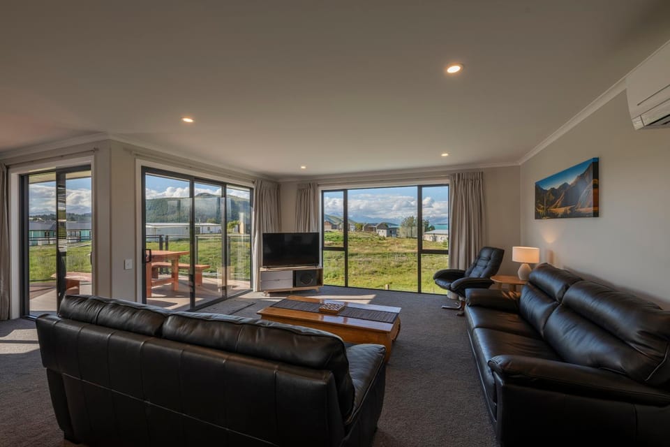 Natural landscape, TV and multimedia, Living room, Lake view, Mountain view