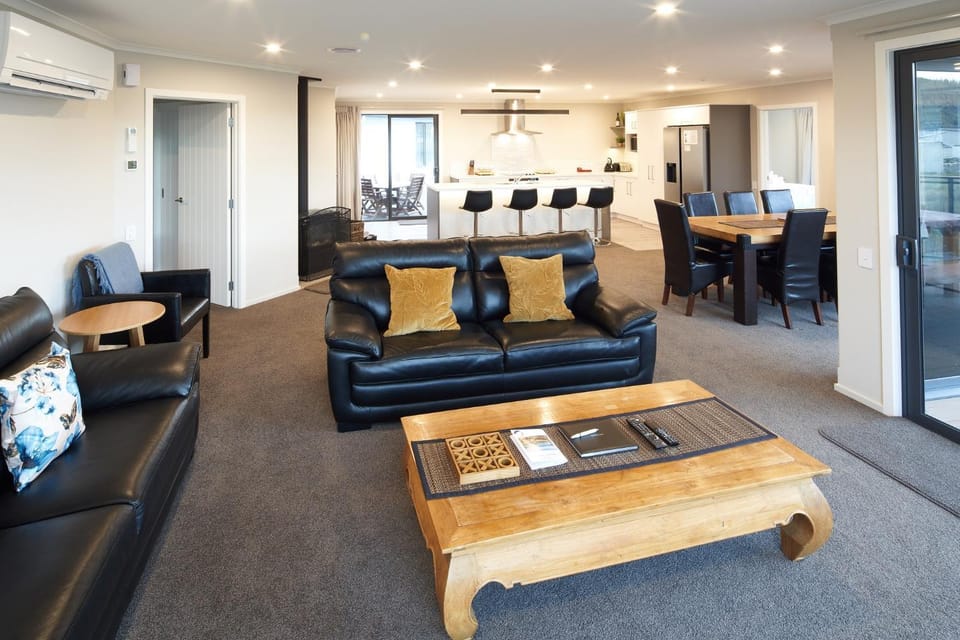 TV and multimedia, Living room, Seating area, Dining area