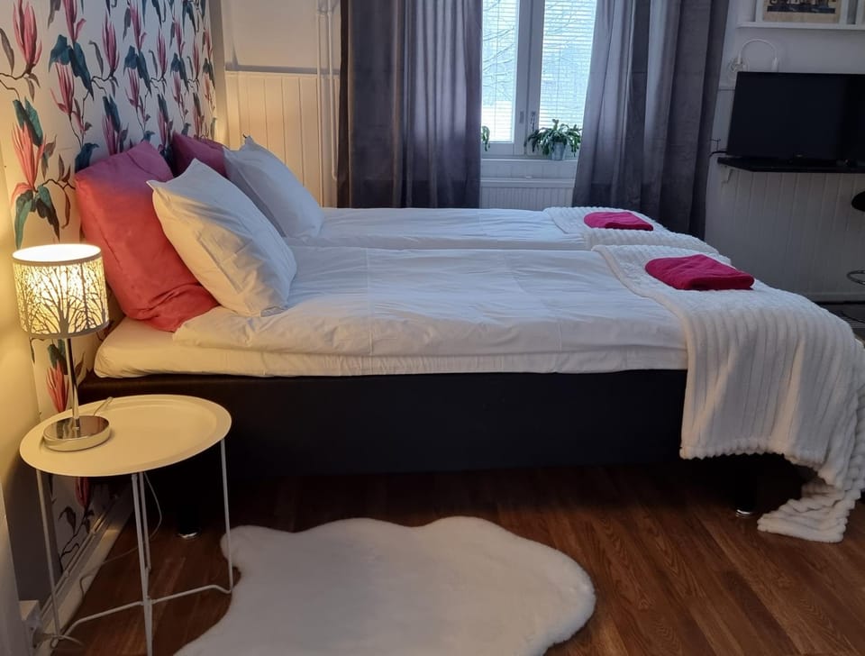 Bed, TV and multimedia, Bedroom, River view, towels