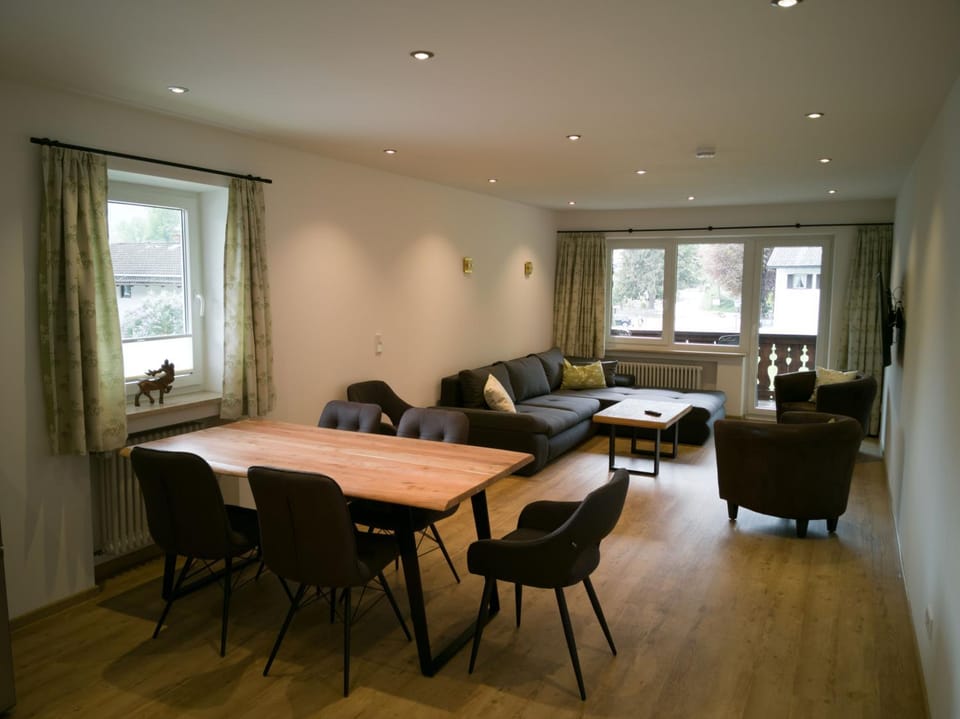 Living room, Seating area, Dining area