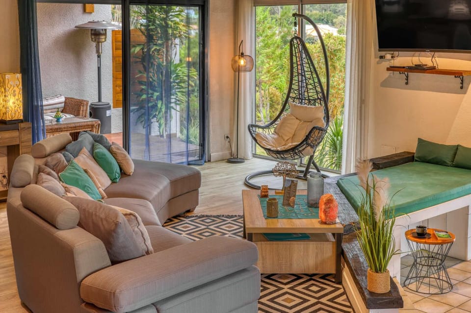 Patio, Communal lounge/ TV room, Living room, Lounge or bar, Seating area