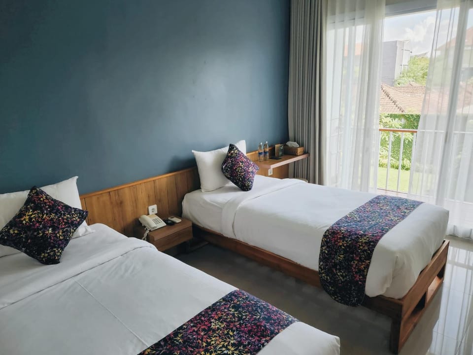 Bed, View (from property/room), Balcony/Terrace, Garden view, Pool view, towels, air conditioner