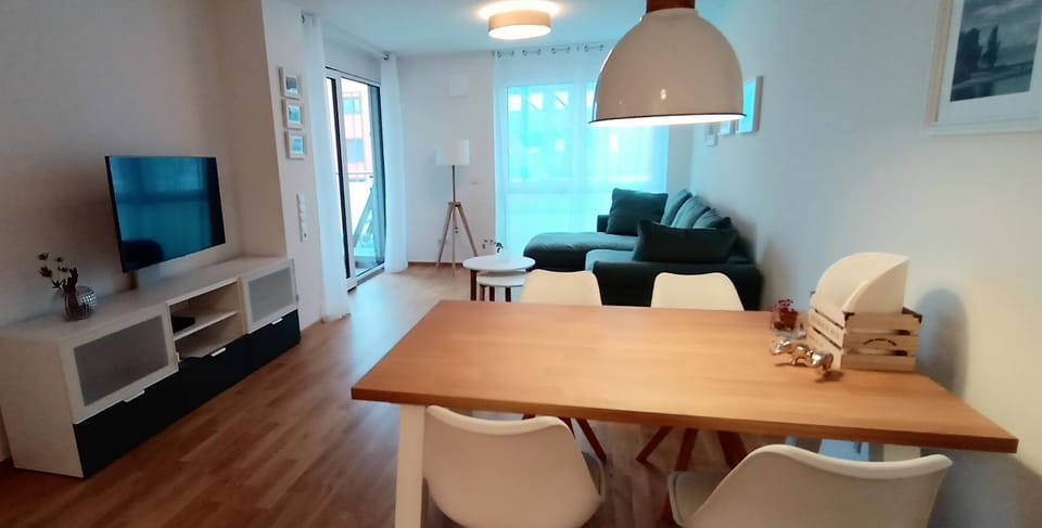 TV and multimedia, Living room, Seating area, Dining area