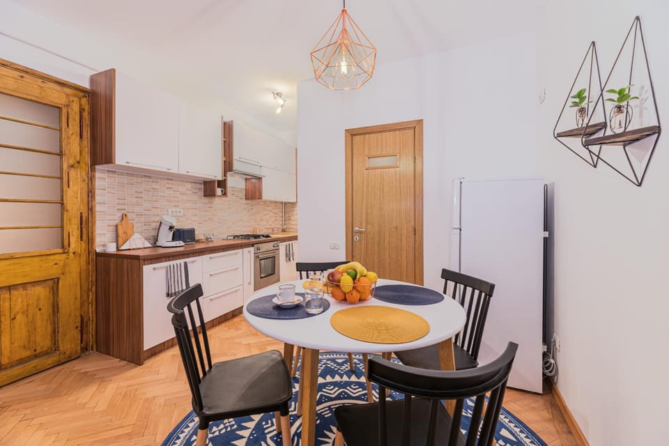 Kitchen or kitchenette, Seating area, Dining area