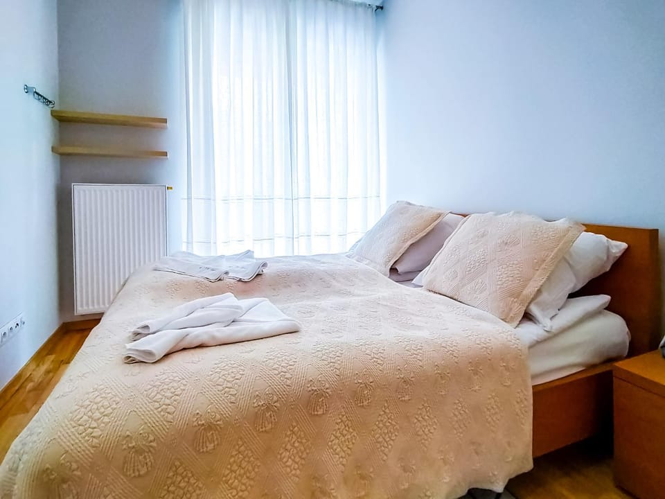 Bed, Photo of the whole room, Bedroom, towels