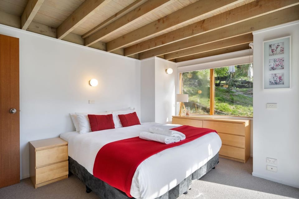 Bedroom, Mountain view