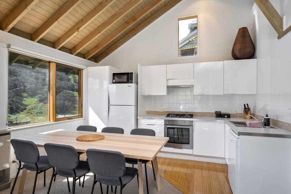 Kitchen or kitchenette, Dining area, Mountain view