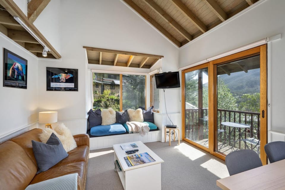 Balcony/Terrace, Living room, Mountain view