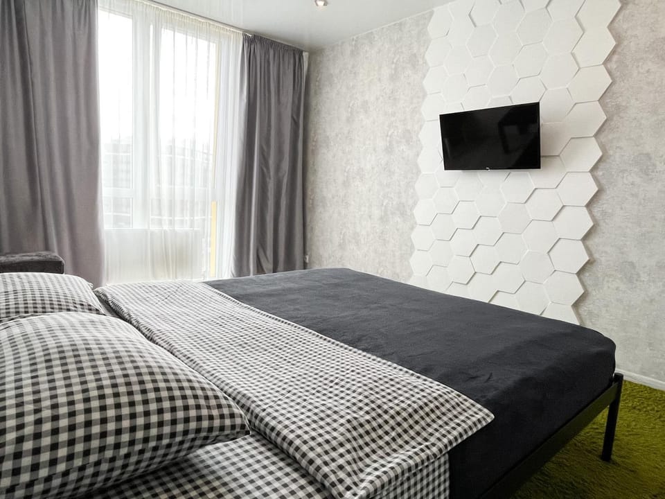 Bed, TV and multimedia, Photo of the whole room, Bedroom
