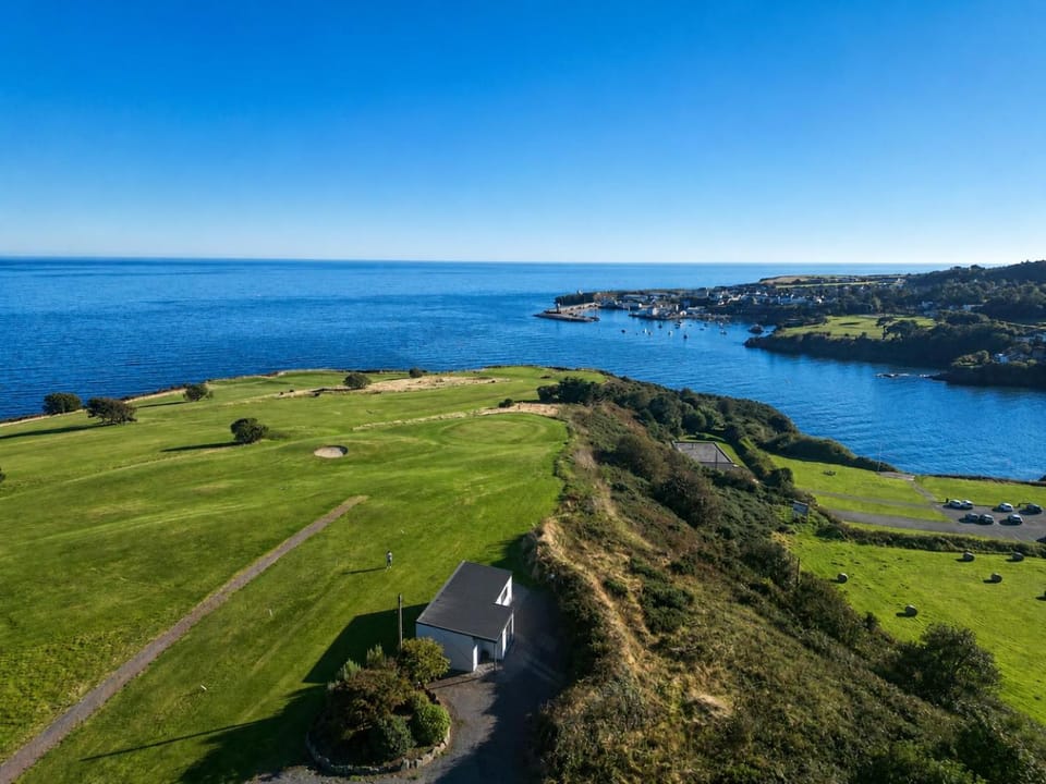Property building, Natural landscape, Golfcourse, Sea view, Area and facilities