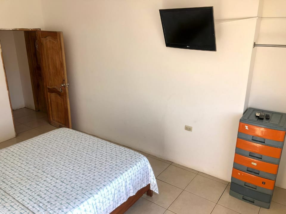 Bed, TV and multimedia, Photo of the whole room, Bedroom