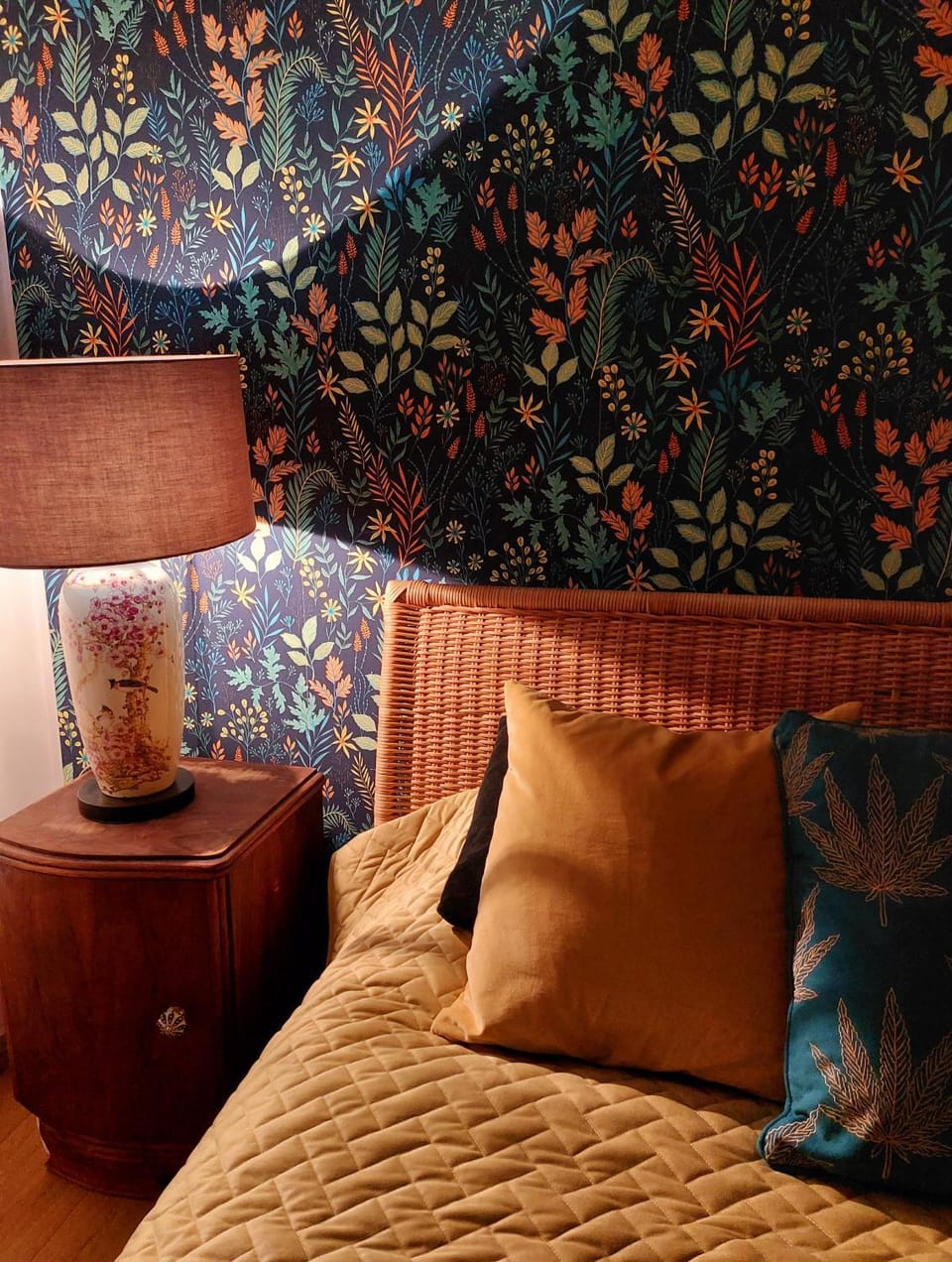 Bed, Living room, Photo of the whole room, Decorative detail, Seating area, Bedroom